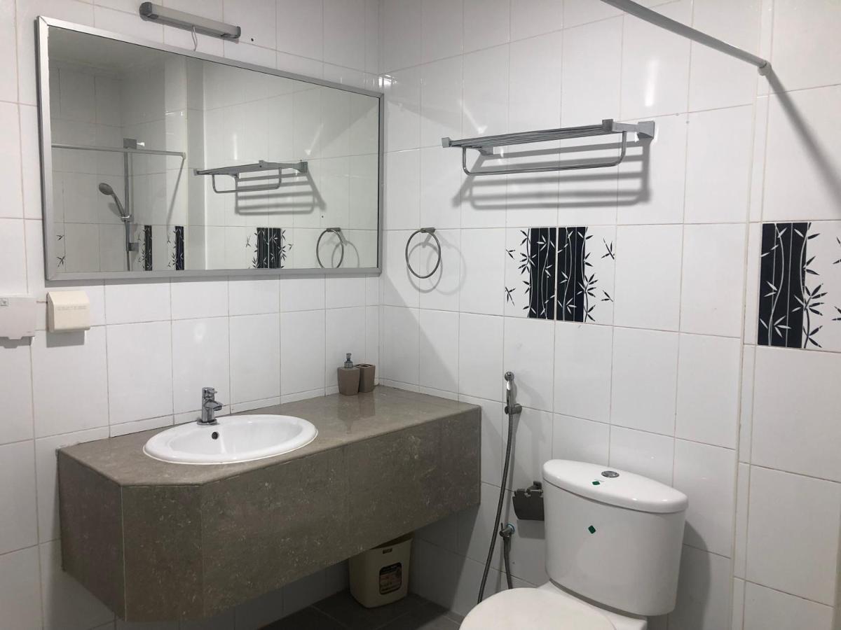 The G Ten Holiday Inn هولهومالي المظهر الخارجي الصورة